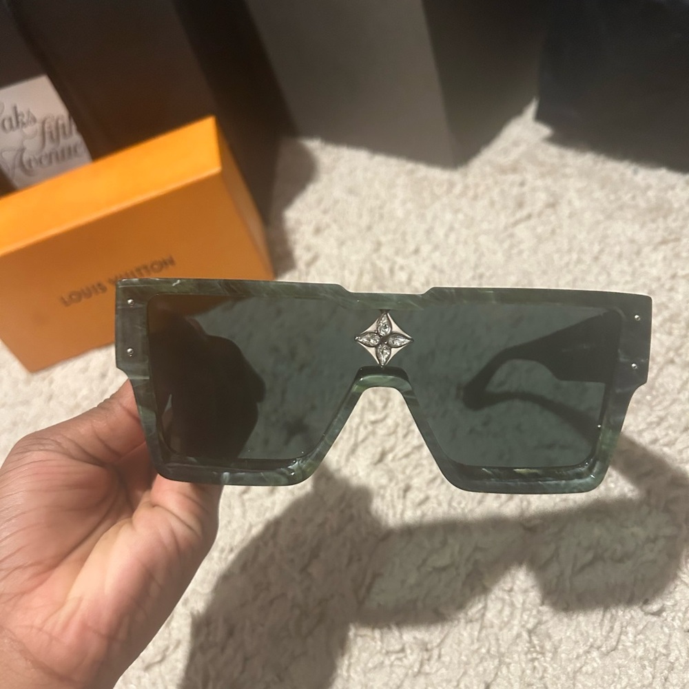 100 % authentic green Louis Vuitton sunglasses